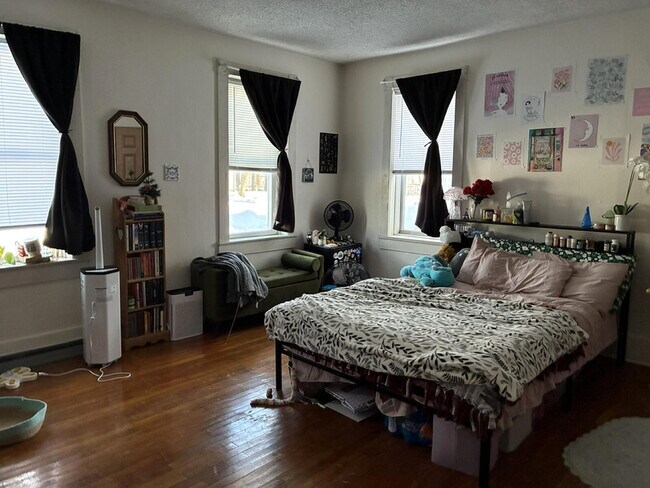 Awesome 2 Bed 1 Bath! Available June 1st!