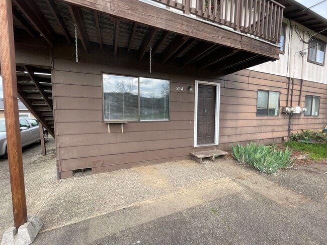 Building Photo - Downstairs 2 bedroom apartment