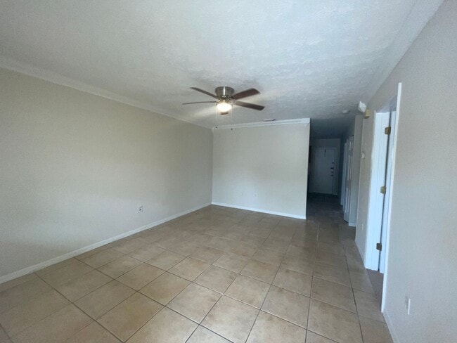 Photo - 2/1 FOR RENT in Ft. Pierce - Middle Unit - Triplex