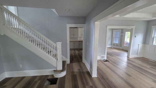 Building Photo - Exquisite 4 bed 3 bath with Air Conditioning Unit 2