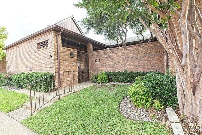 Photo - 3217 Squireswood Dr