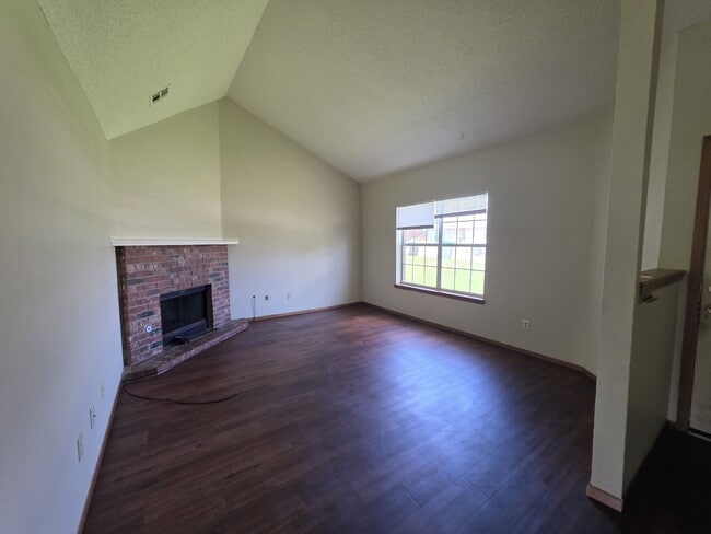 Photo - 2430 W Gum St