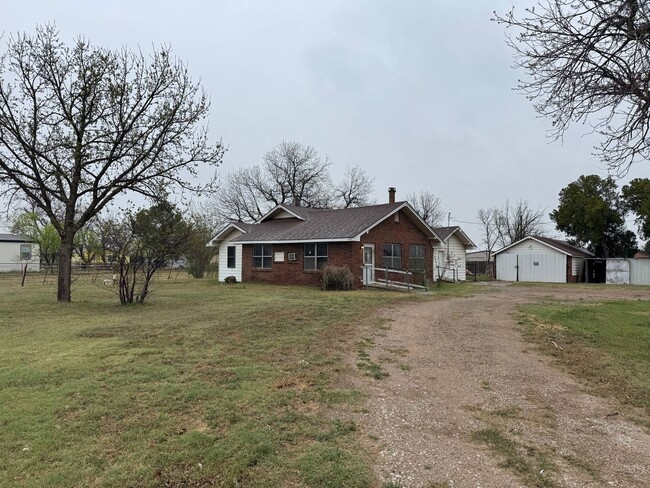 Building Photo - 5 Bed 2 Bath Home w/ 6.14 Acres In Iowa Park ISD.