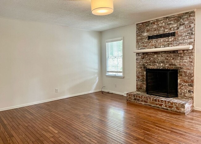 Available 8/1. Great 4 BR Home with Detach... - Available 8/1. Great 4 BR Home with Detach...