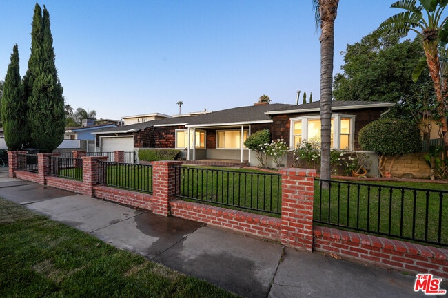 Building Photo - 6932 Mammoth Ave Rental