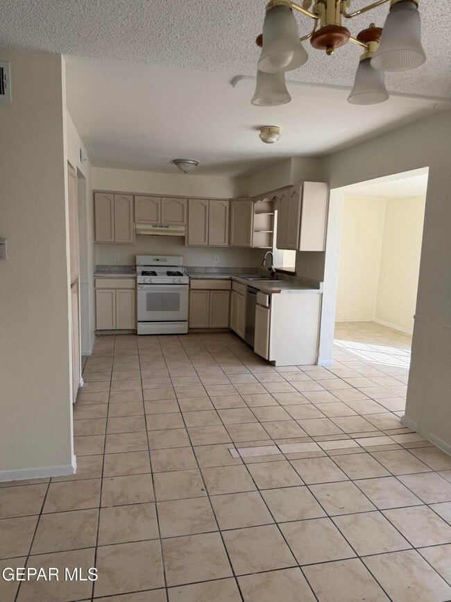 Photo - 408 N Resler Dr