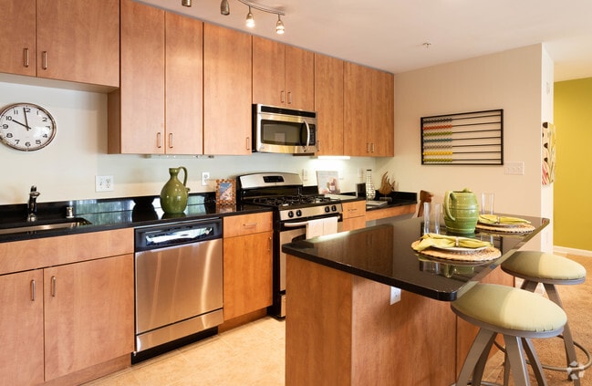 2BR, 2BA - 1020 SF