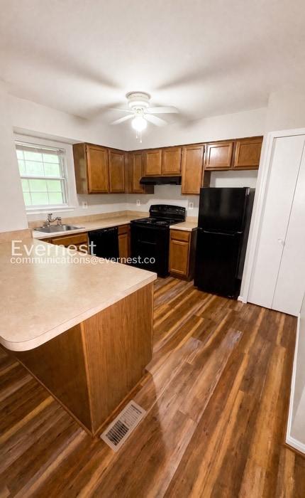 Photo - 3 Bed/3.5 Bath Townhome with Fenced Yard / Available Now!