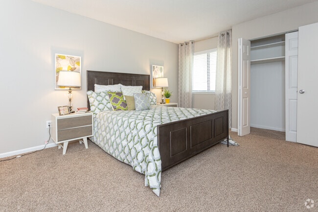 2BR, 1BA - 1,047 SF