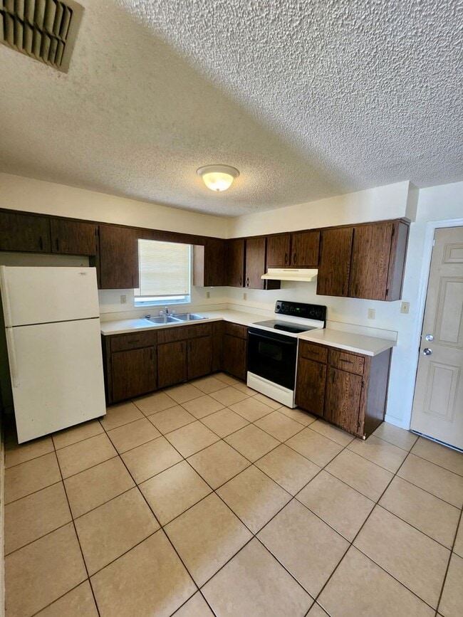 Photo - 1711 Birchwood Cir Unit #2