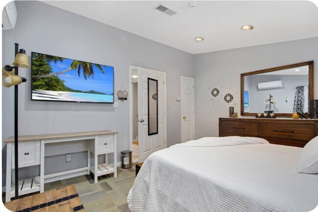 Furnished 1-Bedroom Apartment with Private Entrance and Free Laundry