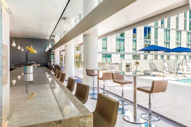 Desde el café de la mañana hasta los cócteles al atardecer, disfrute de la refinada comodidad junto a la piscina con asientos estilo bar y elegancia moderna.