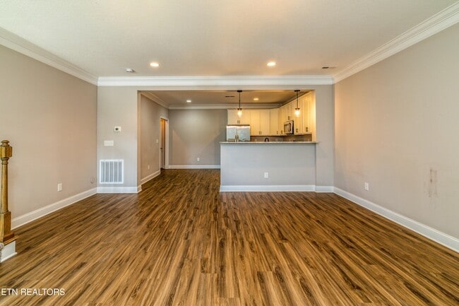 Photo - 338 Broadberry Ave
