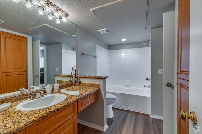 1 BR, 1 BA (La Jolla) - 800 SF