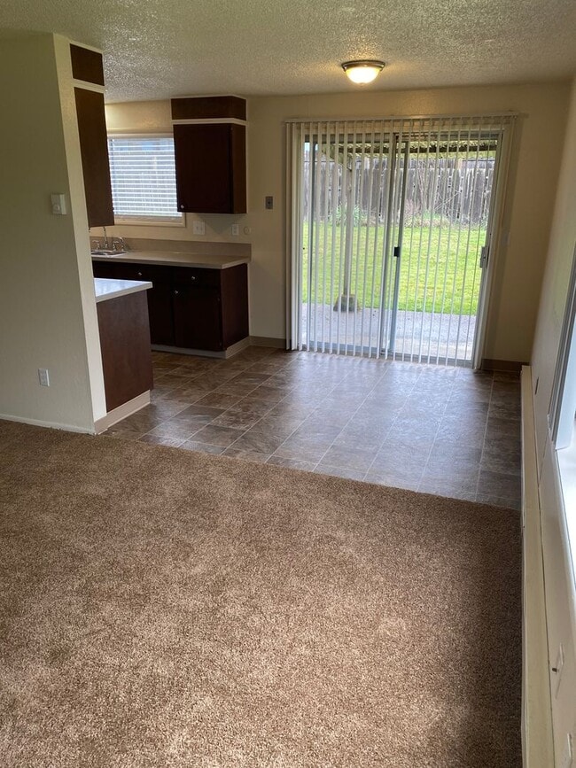 Photo - (473) Walnut Duplex - 2 Bedroom / 1 Bathroom Unit 563