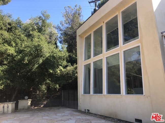 Photo - 708 Thornhill Rd