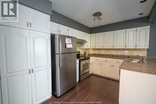 Photo - 3925 Riverside Dr E