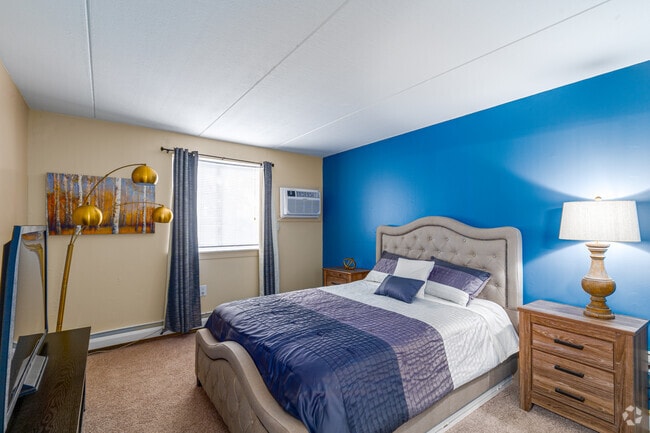 2BR, 2BA - 900SF - Primary Bedroom