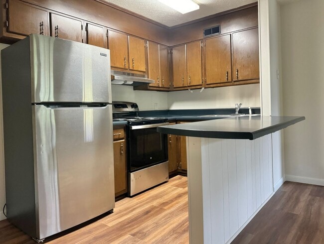 Photo - Upstairs apartment close to 40 with an interior refresh - updated floors paint and appliances Unidad 1