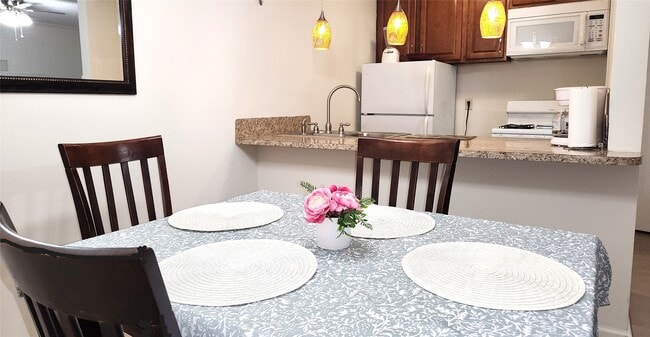 Building Photo - 4727 W Alabama St Unit 105