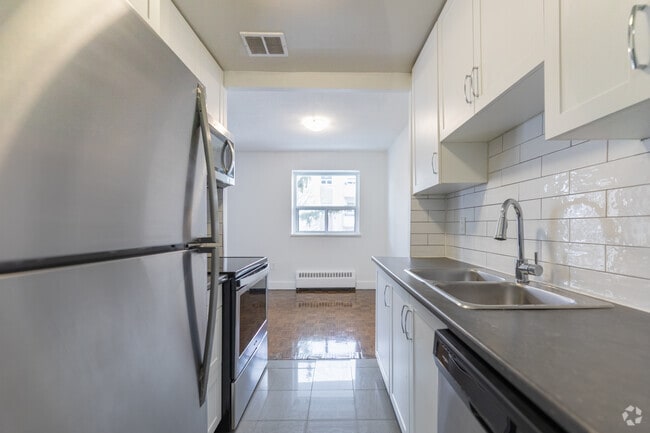 2BR, 1BA - 882SF - Kitchen