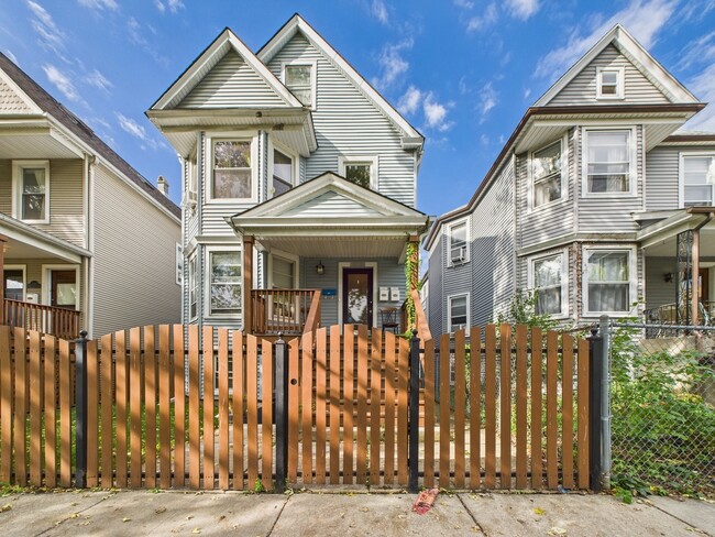 Building Photo - 4318 N Albany Ave Unit 1