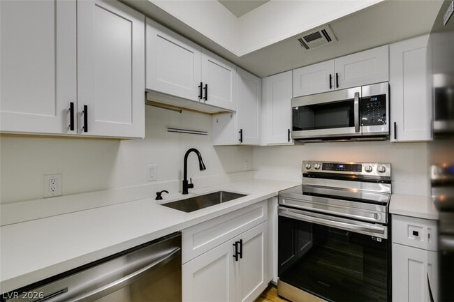 Building Photo - 5701 Smoke Ranch Rd Unit C