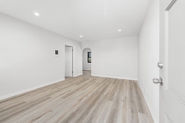Building Photo - HILLCREST GREAT RENOVATED ONE BEDROOM APARTMENT. Unit 1827