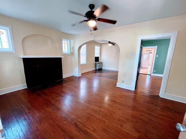 Building Photo - 4922 Winona Ave Unit 1a