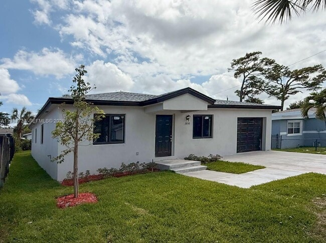 Building Photo - 2810 NW 9th Ct