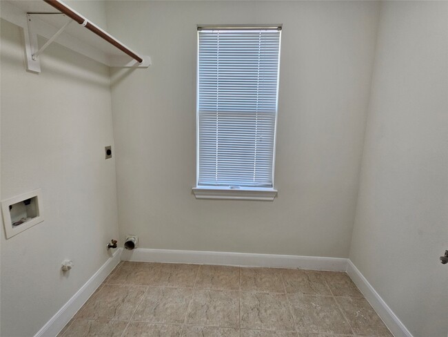 Building Photo - 12503 Rosewood Way Ln Rental