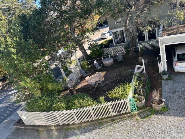 Vista del patio desde el rincón de la cocina - 305 Mission St Unidad 305