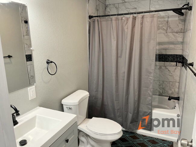 Photo - Captivating 3br / 1ba Apartment with Stunn... Unit B