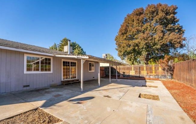 Photo - Spacious 3 Bedroom with large yard