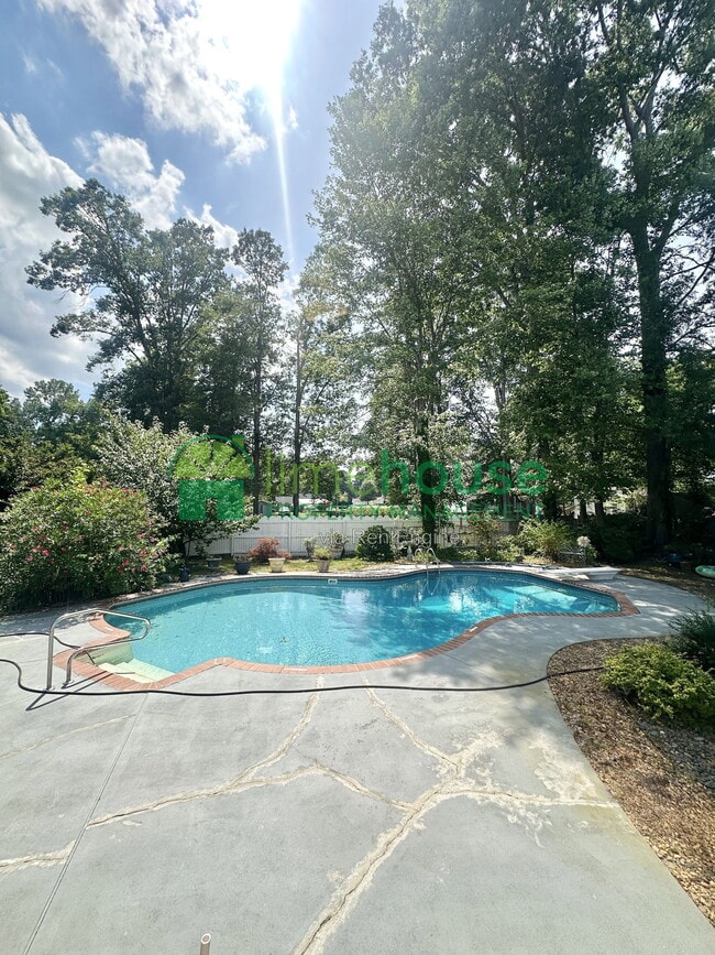 708 Meta Pointe Dr
