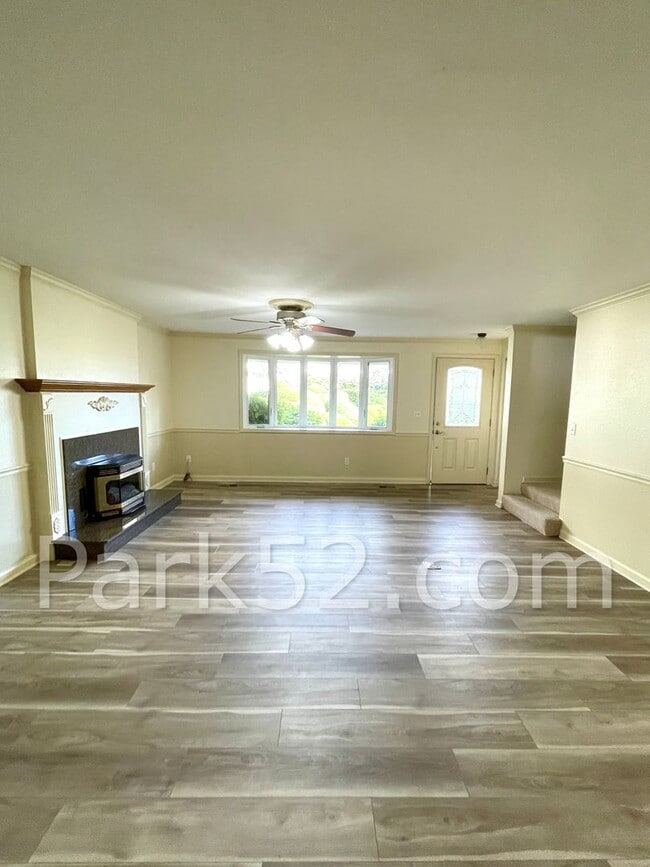 Building Photo - $500 off First Full Month! 2 Bedroom Tacoma Townhome