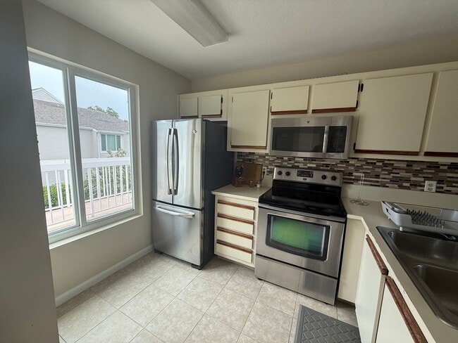 Building Photo - Family Friendly 3 Bedroom Townhome Style C... Unit 5 #203