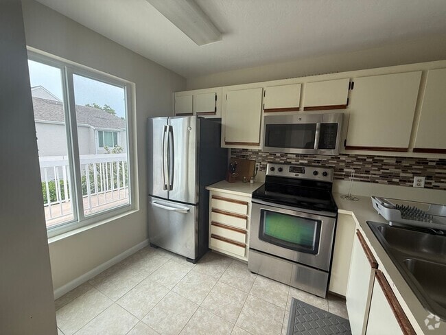 Building Photo - Family Friendly 3 Bedroom Townhome Style C...