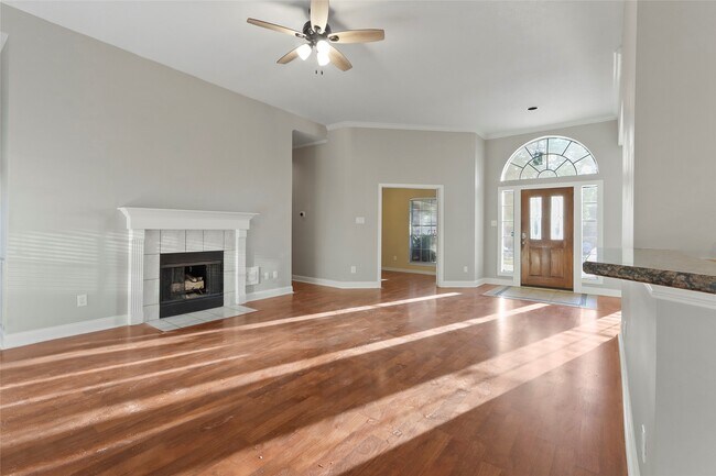 Photo - 1813 Oakwood Dr E