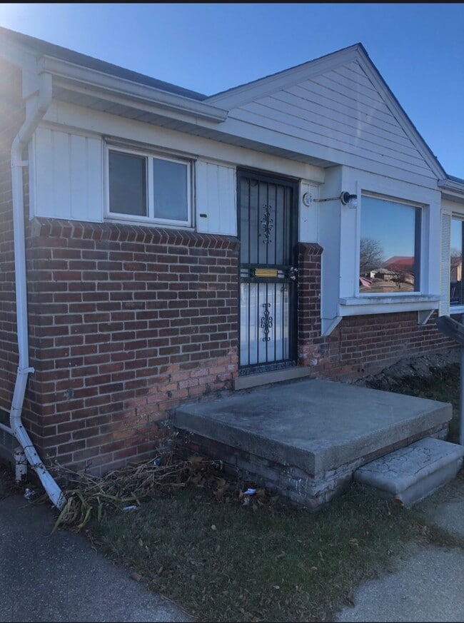 Building Photo - 16494 E 8 Mile Rd