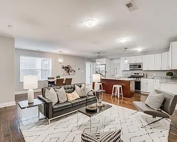 Building Photo - 1258 Holbrook Ter NE Unit 3