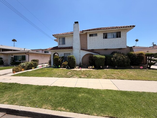 Photo - Completely Remodeled, Spacious 2 Bedroom Apartment For Rent w/ Parking! Unidad E