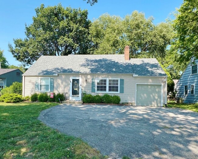 Building Photo - SEE IT NOW: Elegant Home in Prairie Village with Spacious Yard!