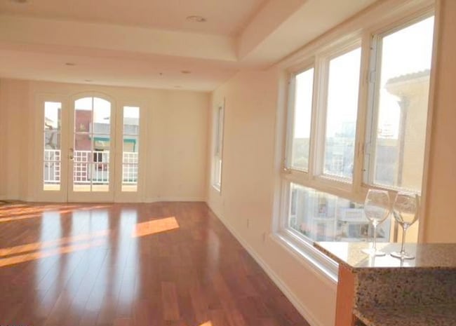 high ceiling living room - 1534 Amherst Ave Unit 402 Rental