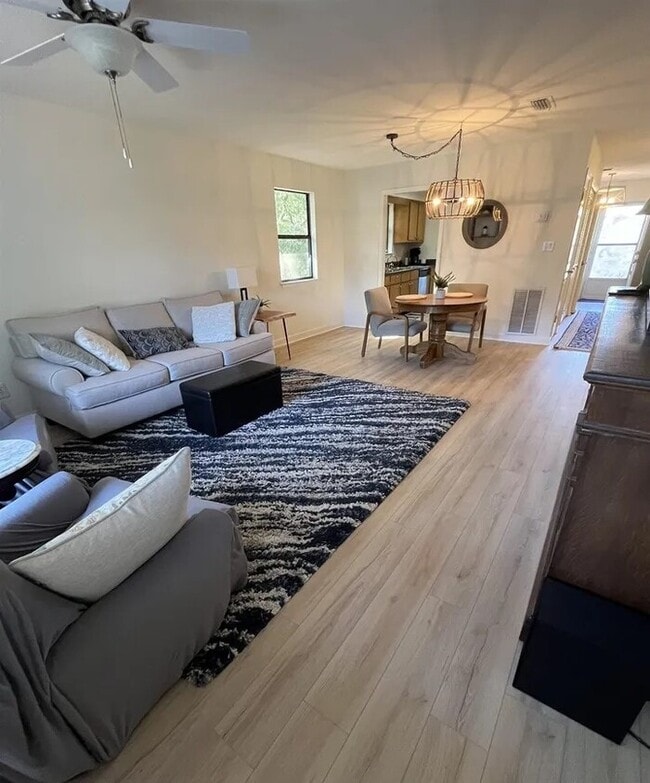 Building Photo - 2bedr 2bath Amazing Fairhope location-walk to the bay Unit 320