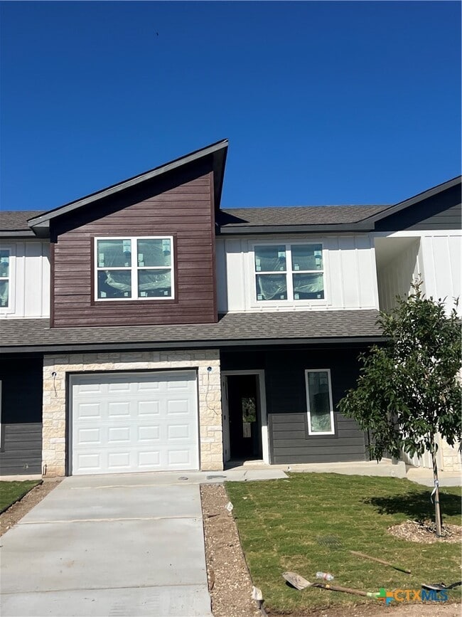 Building Photo - 1826 Royal Loop