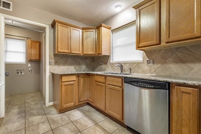 Photo - 2108 Henderson Dr