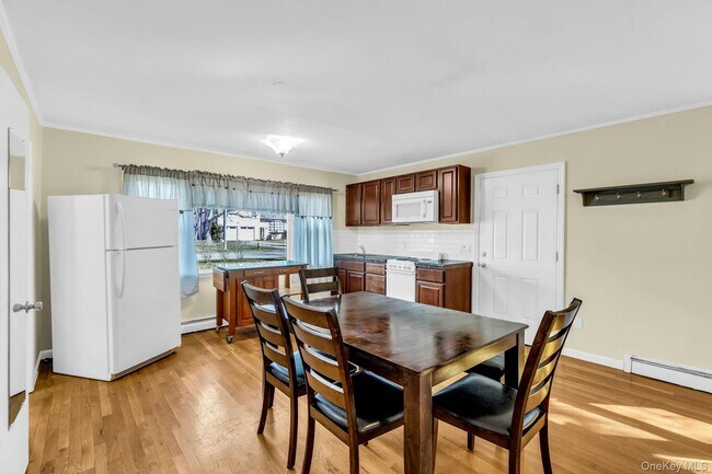 Photo - 13 Argonne Rd W