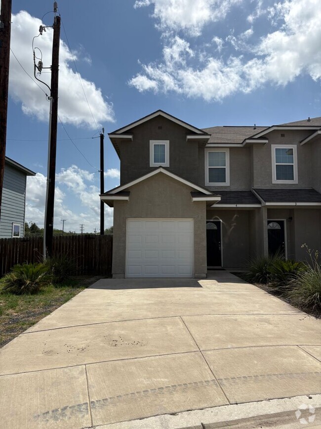 Building Photo - Beautiful town home located on the Northea...