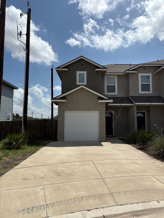 Beautiful town home located on the Northea... - Beautiful town home located on the Northea...